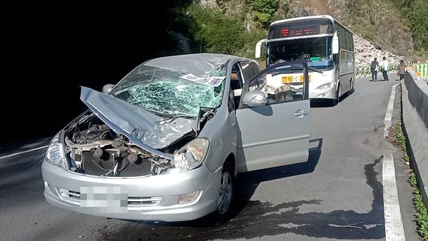 ▲▼          蘇花落石砸車   。（圖／民眾提供）