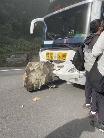 ▲▼花蓮崇德山崩             。（圖／翻攝自記者爆料網）