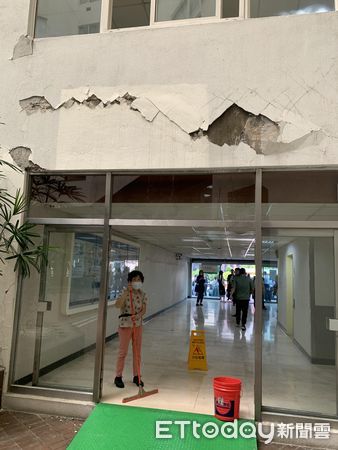 ▲▼台北台塑大樓旁的台北明志大樓牆壁裂開，上班族都被卡在外面。（圖／讀者提供）