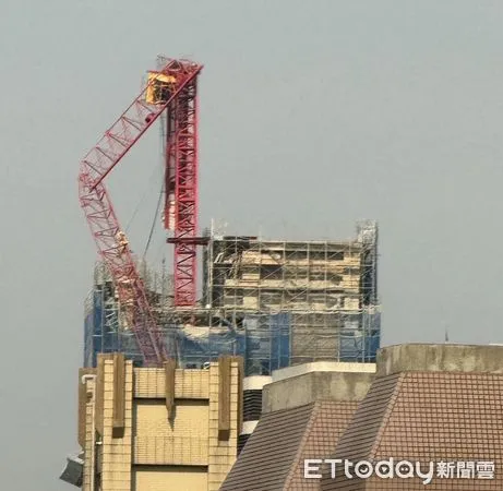 ▲▼ 新莊工地吊臂斷裂            。（圖／記者民眾提供）