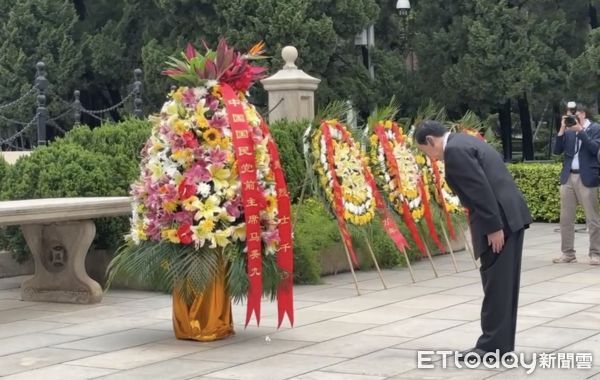 ▲馬英九一行前往黃花崗七十二烈士墓園。（圖／記者蔡儀潔攝）