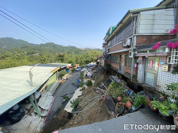 ▲▼新店區安泰路地基下陷，12名住戶緊急撤離             。（圖／記者陸運陞攝）
