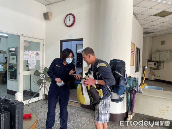 ▲東港警分局東港派出所警員劉智佳引導德籍背包客到旅店             。（圖／記者陳崑福翻攝）