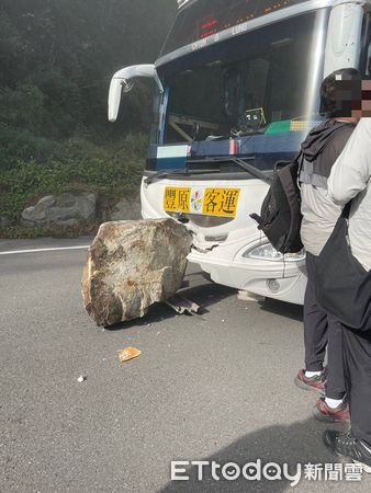 ▲▼東台灣發生7.2強震，巨石砸毀中橫便道上4車車頭，1男1女受傷。（圖／民眾提供，下同）