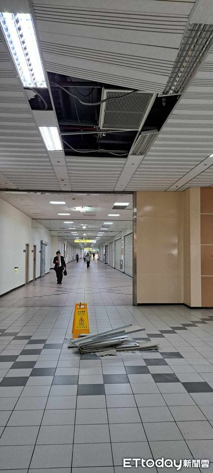 快訊／7.2強震！　汐止車站「大廳天花板掉落」。（圖／民眾提供）