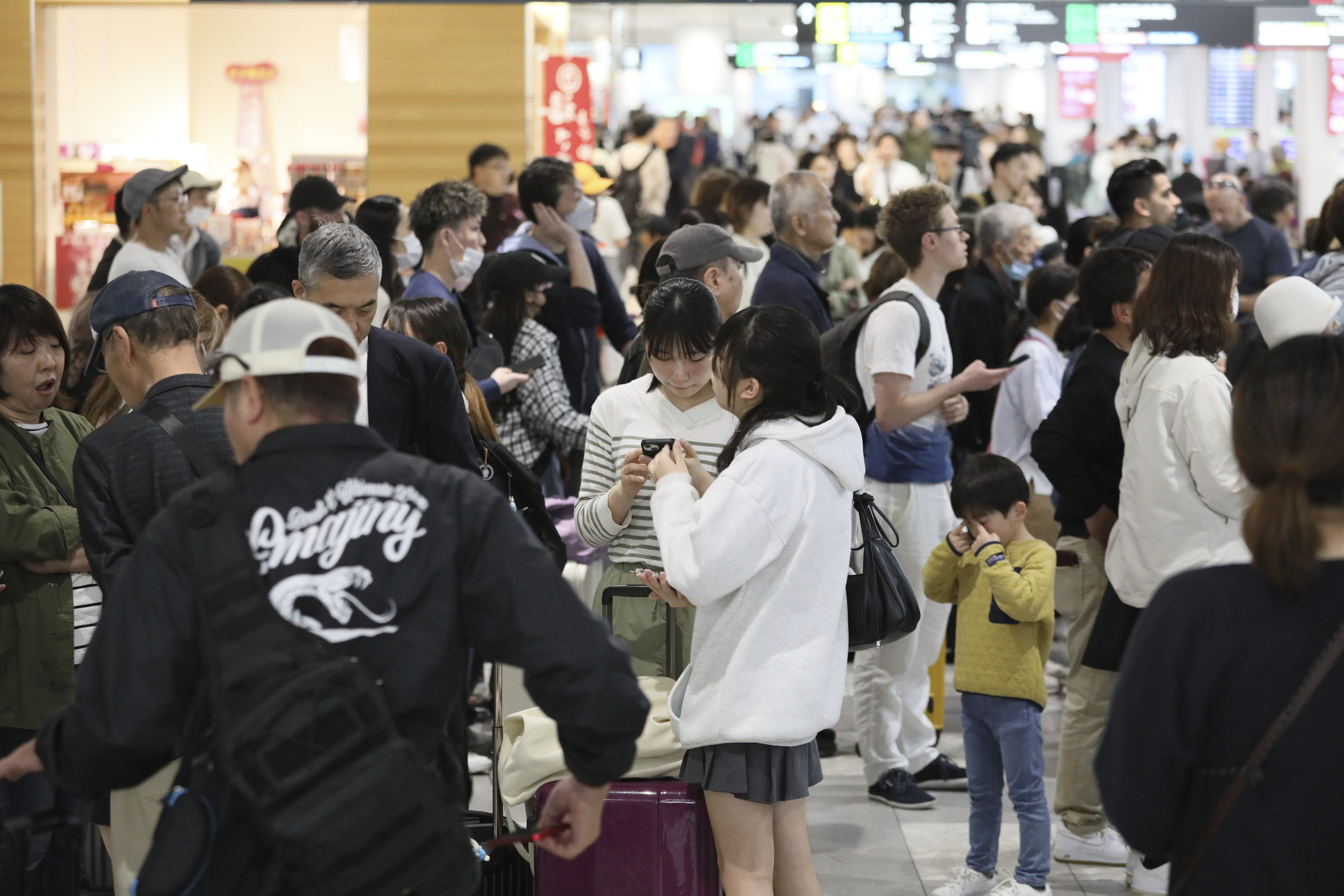 ▲▼ 日本機場擠滿滯留旅客。（圖／達志影像／美聯社）