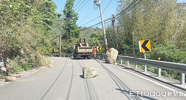 ▲北橫台七線今天上午地震後多處傳出落石與土石坍塌，公路局北區養護工程分局緊急派員清理。（圖／記者沈繼昌翻攝）