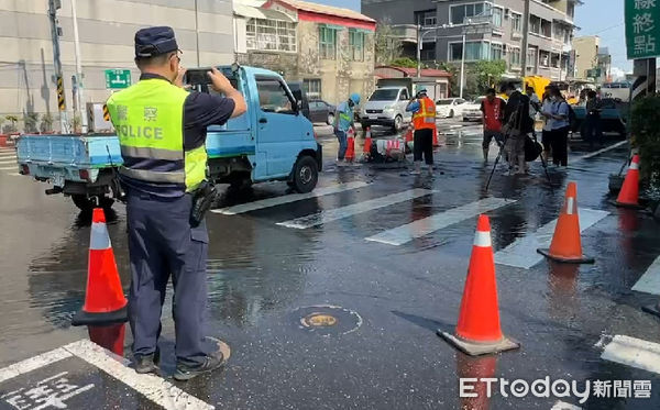 ▲台南市關廟區南雄、中正路口自來水管，疑因地震影響發生爆管，水柱衝破柏油路面形成噴泉，淹漫路面。（圖／記者林東良翻攝，下同）