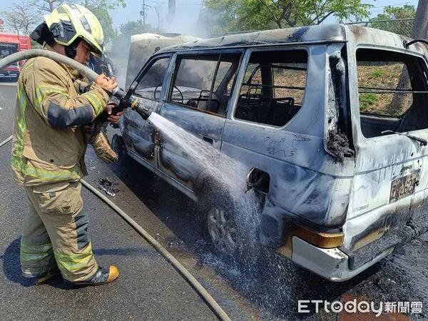 ▲35歲黃姓男子所駕駛的自小貨車，突因不明原因起火，車輛停至外側路肩，黃男及時逃生，消防人車前往射水搶救滅火。（圖／記者林東良翻攝，下同）