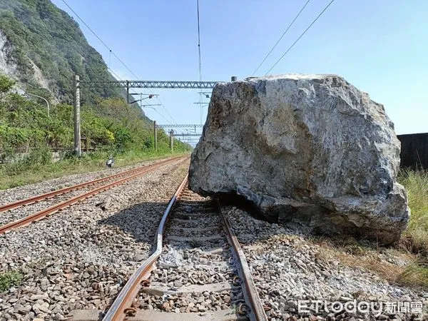 ▲▼巨大落石掉落台鐵軌道。（圖／讀者提供）