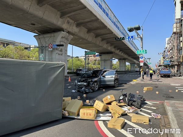 ▲高雄市漁港路發生嚴重車禍，6部車以及1部機車被追撞，             。（圖／里長林浤澤提供）