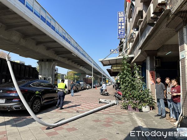 ▲高雄市漁港路發生嚴重車禍，6部車以及1部機車被追撞，             。（圖／里長林浤澤提供）