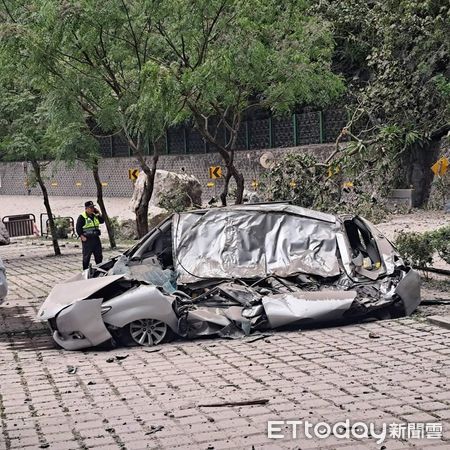 [新聞] 快訊／7.2強震已7死！轎車駕駛被落石壓