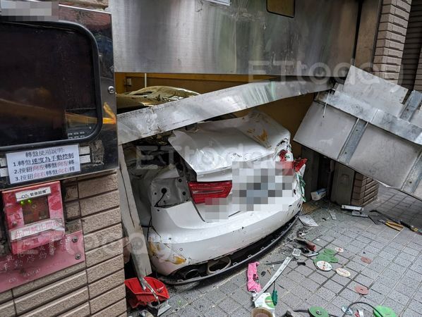 ▲▼獨／北市停車塔狂震！小客車「直墜頂爆鐵門」　另一台卡半空中。（圖／車主獨家授權提供）