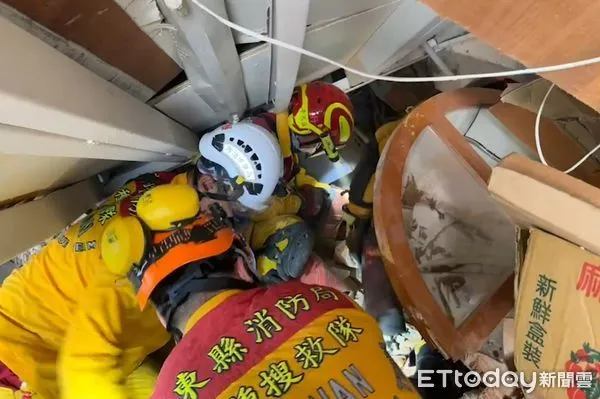 ▲▼        花蓮天王星內部搜救畫面   。（圖／記者黃彥傑翻攝）