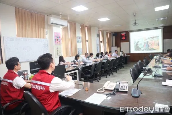 ▲▼7.2強震竹北5級弱超有感　3人砸傷、圖書館天花板掉落。（圖／竹北市公所提供）