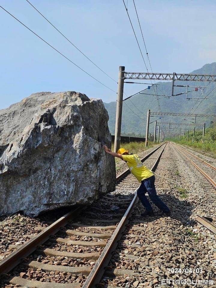 ▲▼巨大落石掉落台鐵軌道。（圖／讀者提供）