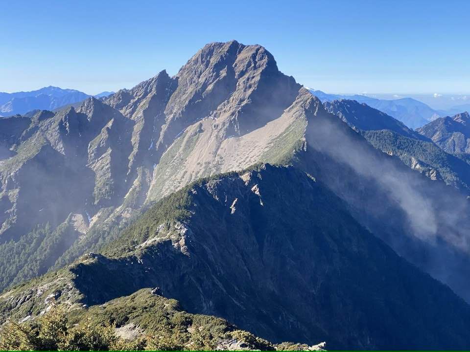 ▲▼玉山主峰西側受地震影響有小規模崩塌。（圖／翻攝自Facebook／鄭明典）