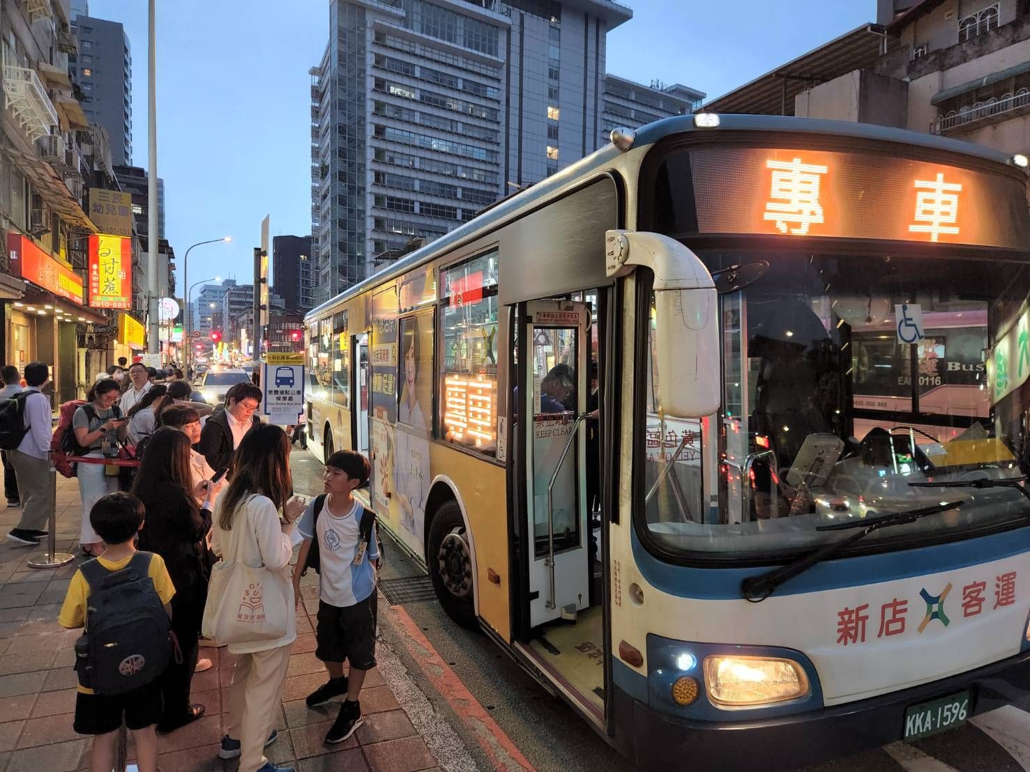 ▲新北捷運環狀線停駛 增闢免費接駁公車全力輸運。（圖／新北市交通局提供）