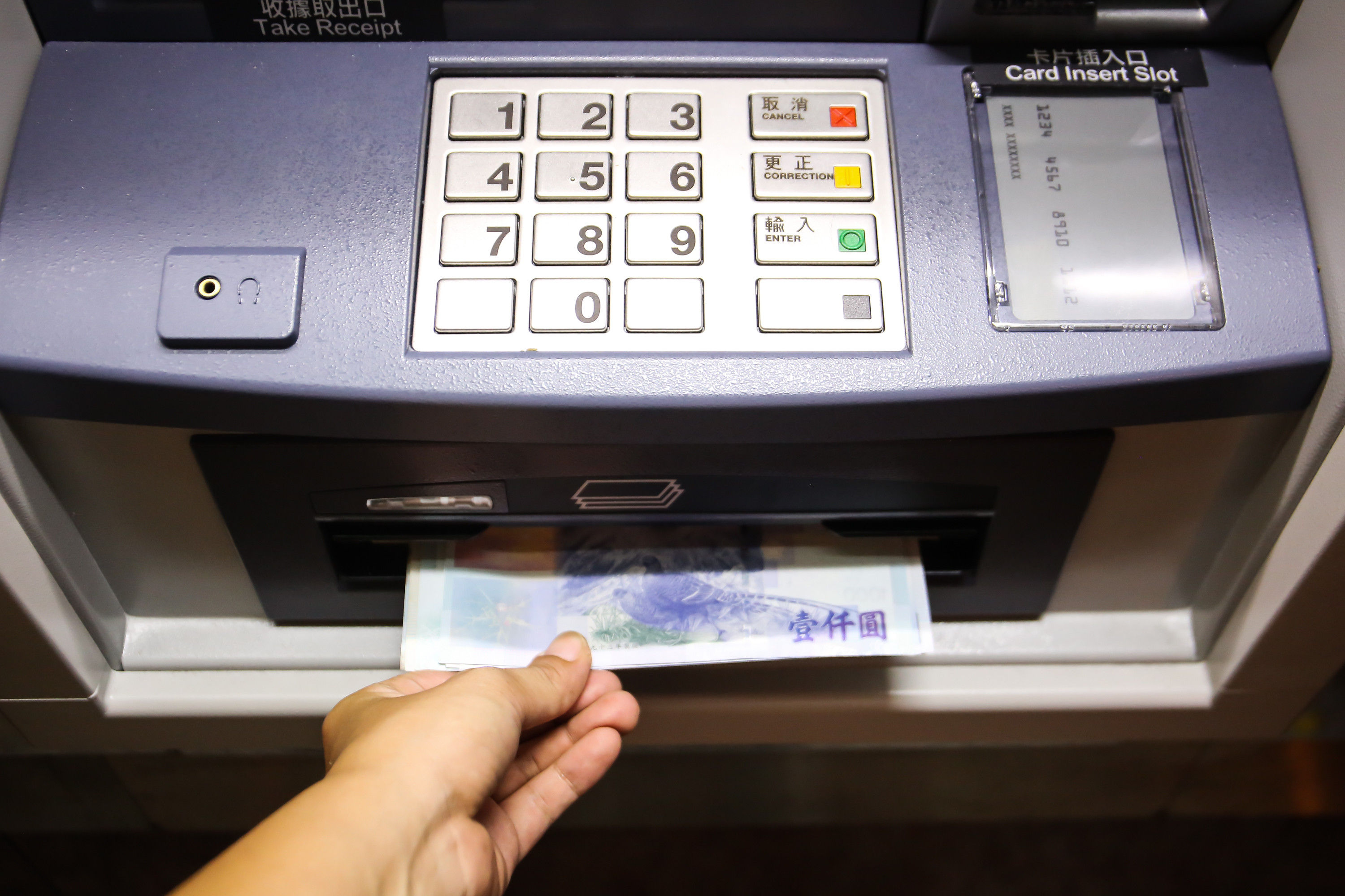 ▲▼提款機,ATM,提錢,取款,詐騙,薪水,理財,借錢,收入,支出,月光族,銀行,帳戶。（圖／記者周宸亘攝）有LOGO版，原編號2784228。