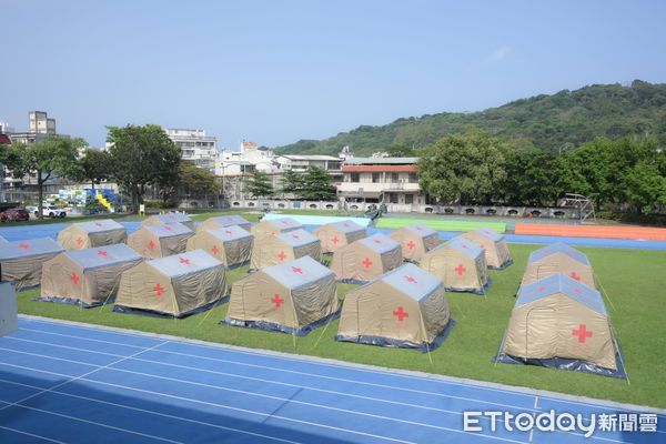 ▲▼花蓮市區中華國小活動中心內，包含戶外20個帳篷，內外可容納約500人。（圖／花蓮市公所提供，下同）