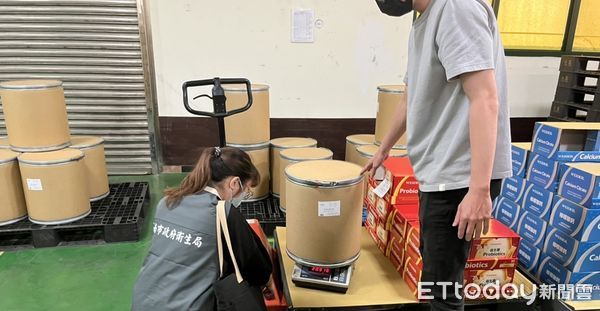 ▲台南市衛生局接獲5家業者自主通報購買或使用日本小林製藥公司販售之紅麴原料，派員稽查確認相關產品流向。（圖／記者林東良翻攝，下同）