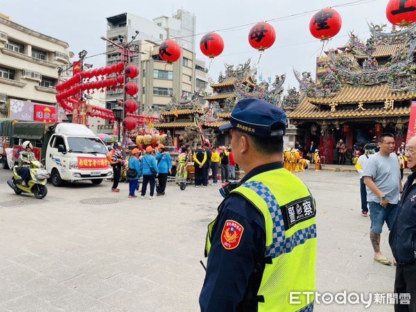 ▲北港警分局為因應掃墓人潮、觀光客及連假的多項廟會活動，提早規劃相關交通管制措施及疏導車輛。（圖／記者蔡佩旻翻攝）