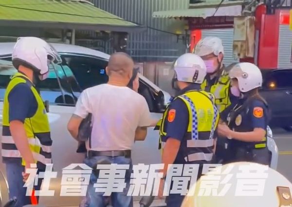 ▲▼台中一名女子併排停車，不但拒絕移車，還怒推員警，男友到場勸說「台灣不是這樣的」。（圖／記者鄧木卿翻攝）