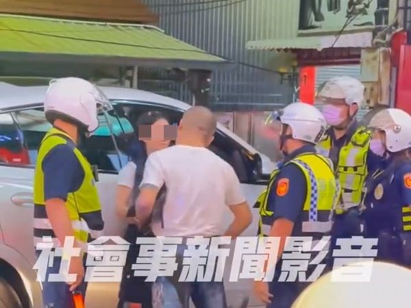 ▲▼台中一名女子併排停車，不但拒絕移車，還怒推員警，男友到場勸說「台灣不是這樣的」。（圖／記者鄧木卿翻攝）