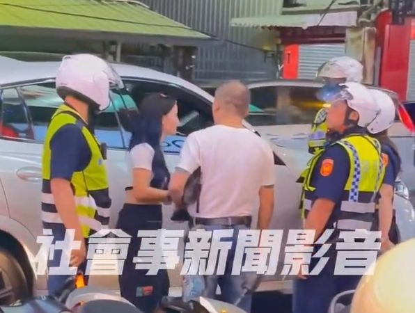 ▲▼台中一名女子併排停車，不但拒絕移車，還怒推員警，男友到場勸說「台灣不是這樣的」。（圖／記者鄧木卿翻攝）