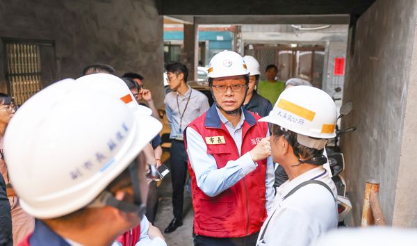 ▲桃園市大溪區三元二街市場昨天遭強震震毀，市長張善政會同副市長蘇俊賓、王明鉅、市府工務局、都發局等局處首長到場視察。（圖／市府提供）