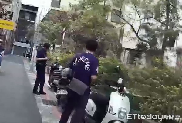 ▲▼他質疑警員針對性開單，情緒激動還企圖觸碰警槍遭喝斥。（圖／記者邱中岳翻攝）
