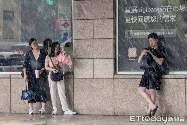 ▲台北午後雷陣雨。（圖／記者林敬旻攝）