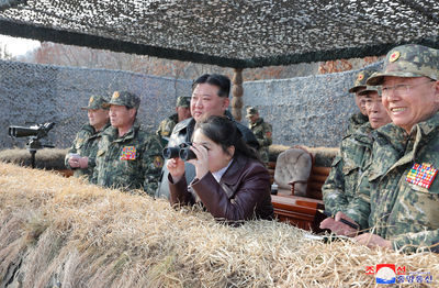 金正恩攜愛女視察！北韓傘兵訓練出包　空降失敗「多人墜地死傷」