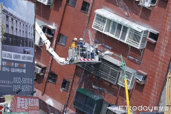 ▲▼0403花蓮大地震倒塌的天王星大樓持續傾斜中，拆除團隊一方面要穩固大樓，一方面要搭建拆除平台。（圖／記者湯興漢攝）