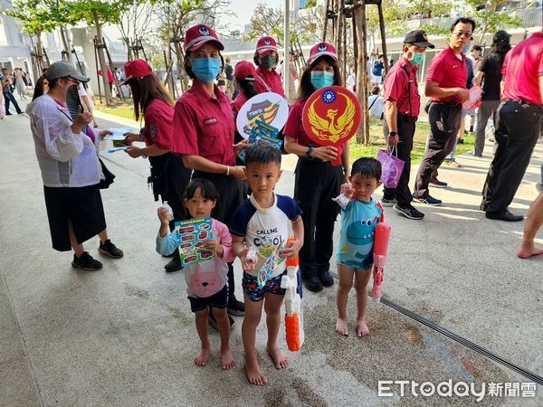 ▲台南市消防局第六大隊4日下午，於紅球造訪河樂廣場期間舉辦「小小消防員體驗快閃活動」，學習正確防火、防災觀念。（圖／記者林東良翻攝，下同）