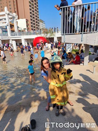 ▲台南市消防局第六大隊4日下午，於紅球造訪河樂廣場期間舉辦「小小消防員體驗快閃活動」，學習正確防火、防災觀念。（圖／記者林東良翻攝，下同）