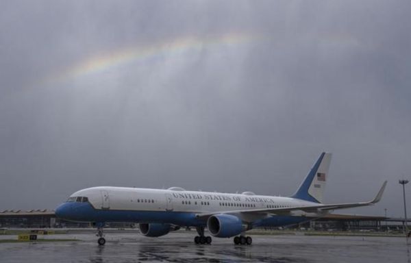 ▲美國財長葉倫2023年7月訪問大陸時，班機落地之際，天空恰巧出現一道彩虹。（圖／翻攝上游新聞）