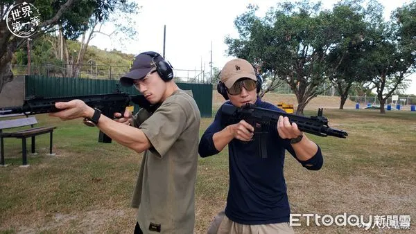 ▲JR紀言愷(左)、卞慶華體驗真槍實彈射擊。（圖／八大提供）