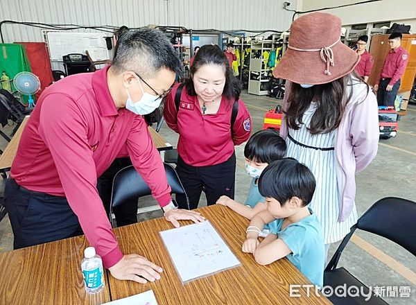 ▲桃園消防局第四大隊山峰分隊舉辦繪製家庭逃生計劃圖，讓小朋友發揮創意繪製。（圖／記者沈繼昌翻攝）