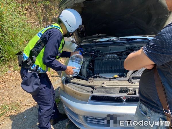 ▲里港警分局清明連假救援拋錨車            。（圖／記者陳崑福翻攝）