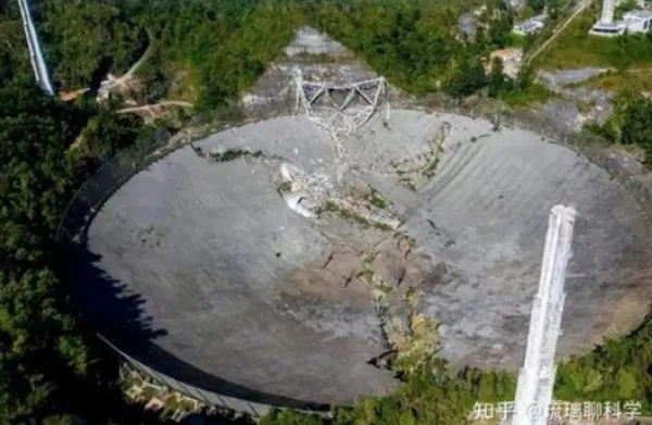 ▲▼  圖片實為美國波多黎各的阿雷西博天文台（Arecibo Observatory）坍塌畫面，不是「中國天眼」         。（圖／翻攝 知乎琉璃聊科學）