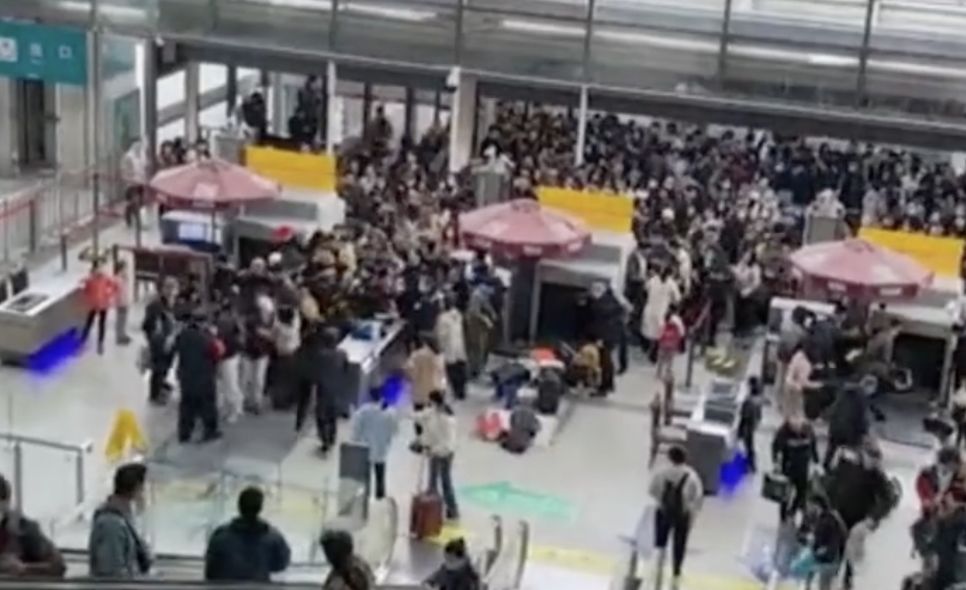 ▲上海火車站大批旅客推擠過安檢，將進站口堵得水洩不通。（圖／翻攝微博）