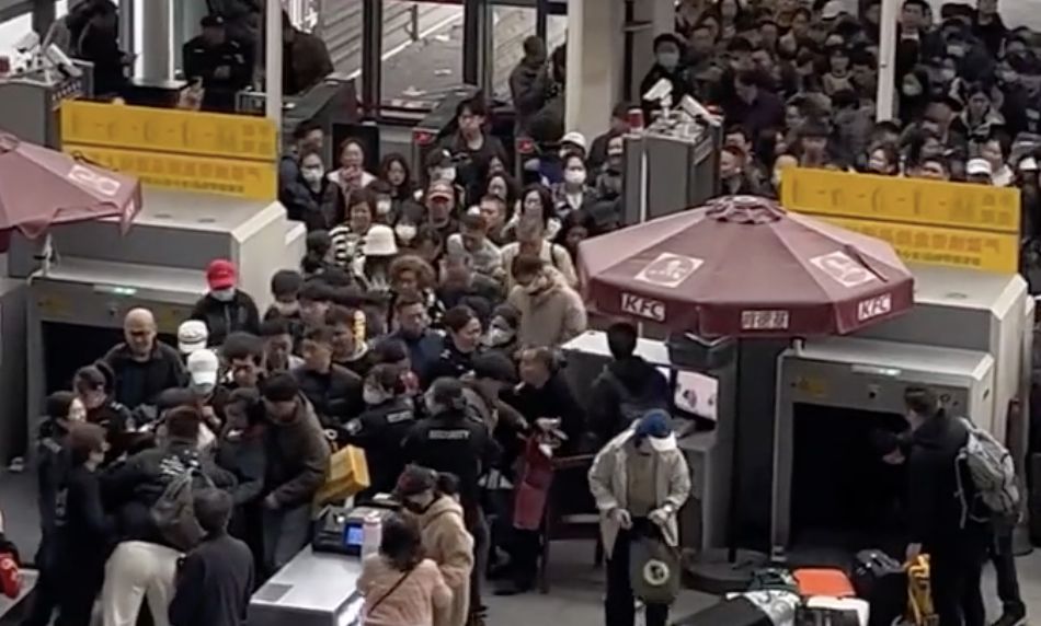 ▲上海火車站大批旅客推擠過安檢，將進站口堵得水洩不通。（圖／翻攝微博）