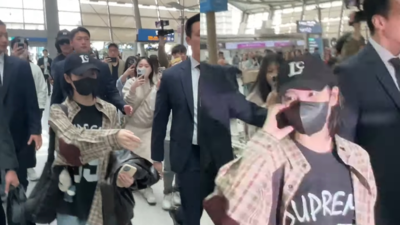 IU出發來台灣！及肩短髮現身機場　伸手叮嚀粉絲、記者：小心後方