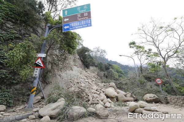 ▲▼0403花蓮大地震造成台八線中橫公路多處坍方落石不斷，目前只允許救難車輛進出。（圖／記者湯興漢攝）