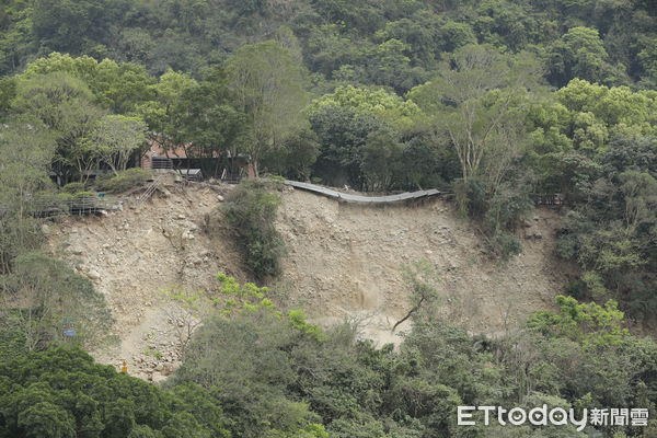 ▲▼0403花蓮大地震造成台八線中橫公路多處坍方落石不斷，目前只允許救難車輛進出。（圖／記者湯興漢攝）