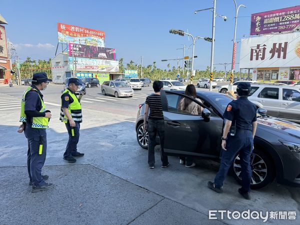 ▲東港警分局二組巡官蔡孟儒等人協助患者就醫           。（圖／記者陳崑福翻攝）