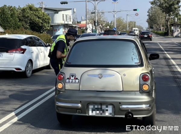 ▲枋寮警分局石光派出所員警協助吳女排除拋錨車         。（圖／記者陳崑福翻攝）