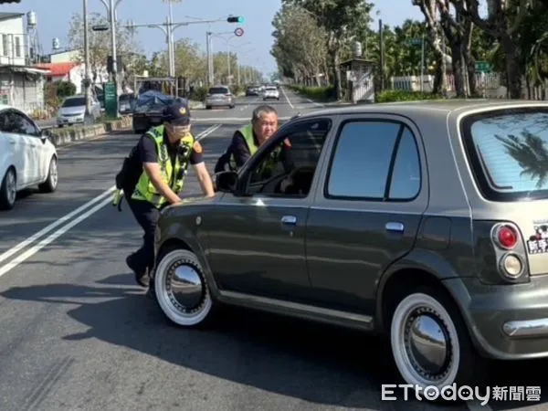 ▲枋寮警分局石光派出所員警協助吳女排除拋錨車         。（圖／記者陳崑福翻攝）